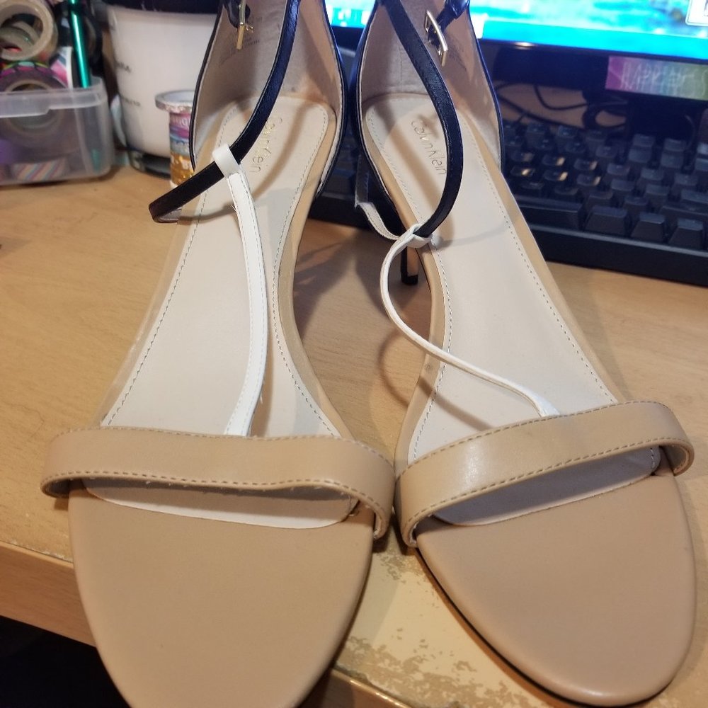 Like New! CK T-Bar Kitten Heel Sandals sz13